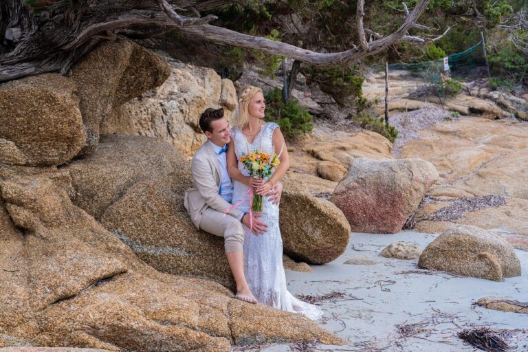 Granitfelsen und knorrige Wacholderbäume als Kulisse nach der Strandtrauung - meer sardinien urlaub