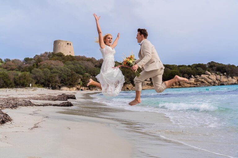 Wir haben Ja gesagt, ein glückliches Paar nach der Strandzeremonie - meer sardinien urlaub