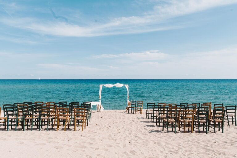 alles ist bereit für die unvergessliche Strandhochzeit - meer sardinien urlaub