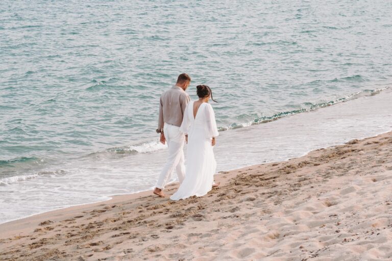 das Brautpaar beim Paar-Shooting nach der Strandhochzeit - meer sardinien urlaub