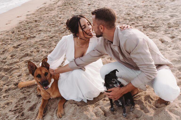 das Brautpaar mit seinen zwei Hunden nach der Strandhochzeit - meer sardinien urlaub