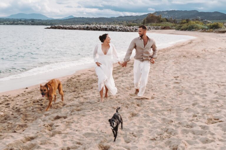 das Brautpaar mit seinen zwei vierbeinigen Lieblingen nach der Strandhochzeit - meer sardinien urlaub copia