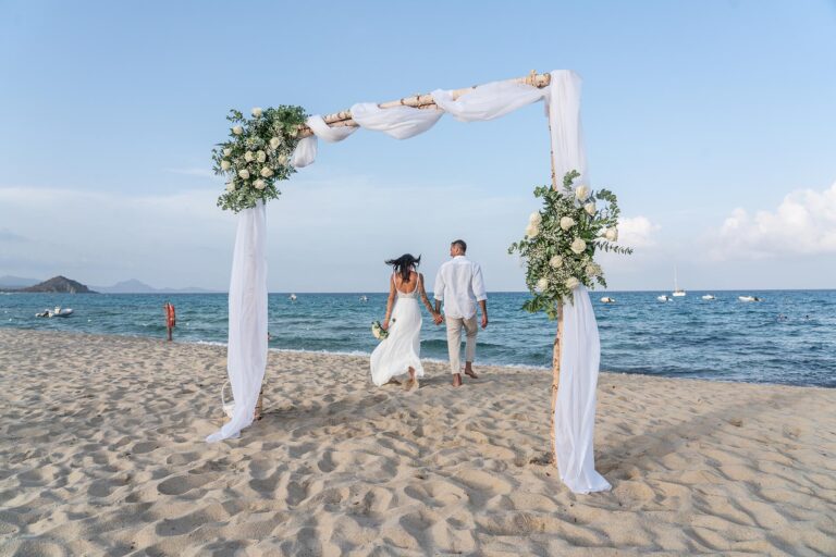 das Paar geht Hand in Hand der neuen Zukunft entgegen, Strandhochzeit - meer sardinien urlaub