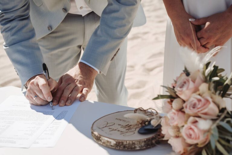 das Unterschreiben der Heiratsurkunde nach der Strandhochzeit - meer sardinien urlaub