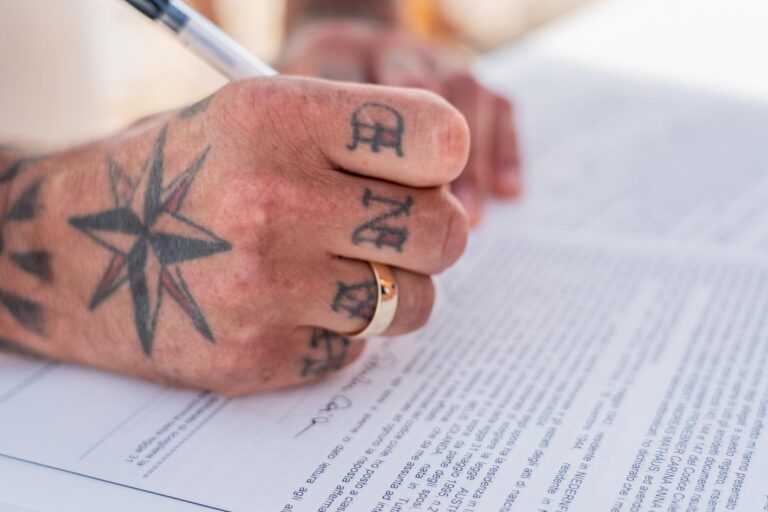 das Unterschreiben der Heiratsurkunde nach der Strandhochzeit - meer sardinien urlaub