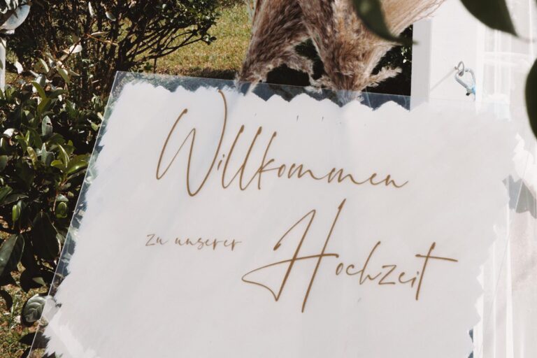 das Willkommens-Schild zur Strandhochzeit - meer sardinien urlaub