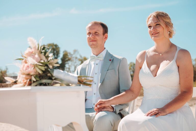 das zauberhafte Brautpaar während der Strandhochzeit - meer sardinien urlaub