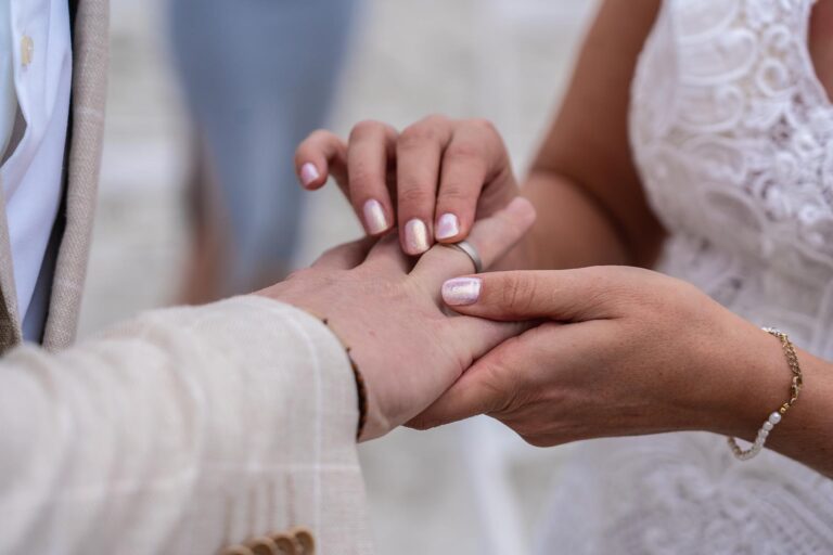 der Ringtausch während der Trauungszeremonie - meer sardinien urlaub