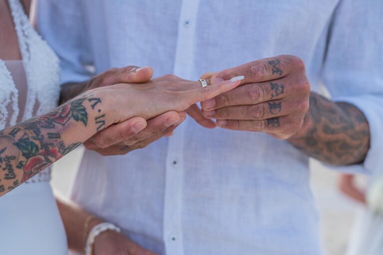 der Tausch der Ringe während der Strandhochzeit - meer sardinien urlaub