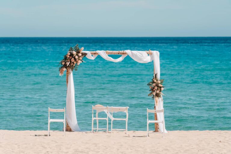 der geschmückte Traubogen aus naturbelassenem Birkenholz, die perfekte Kulisse für die Strandhochzeit - meer sardinien urlaub