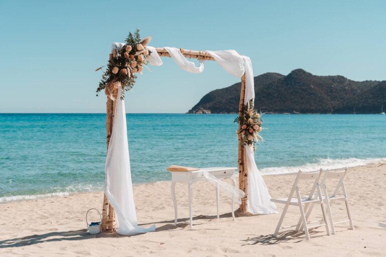 der geschmückte Traubogen vor einem bezaubernden Meereshintergrund, Strandhochzeit - meer sardinien urlaub