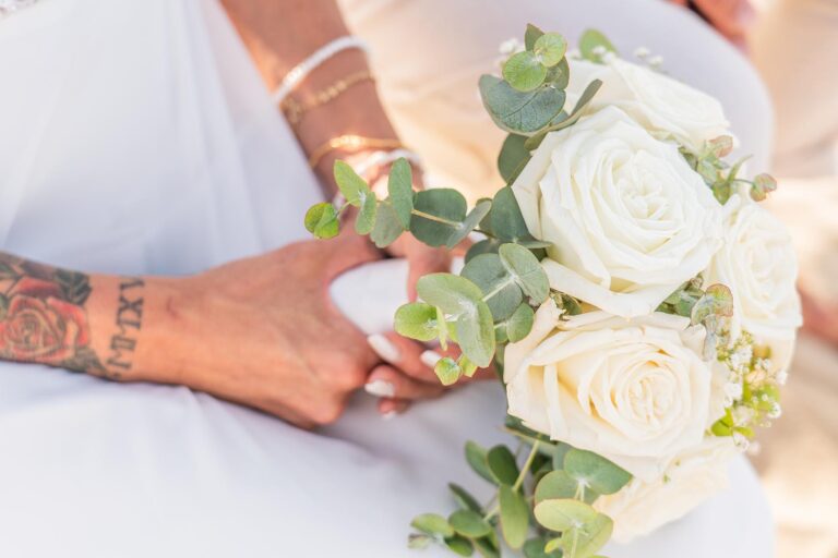 der wunderbare Brautstrauß, Strandhochzeit - meer sardinien urlaub