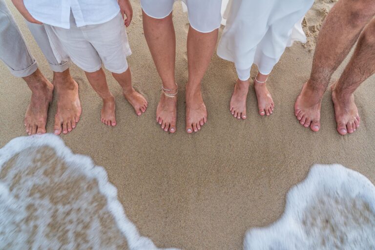 die Füße des Brautpaares und der Kinder nach der Strandhochzeit - meer sardinien urlaub