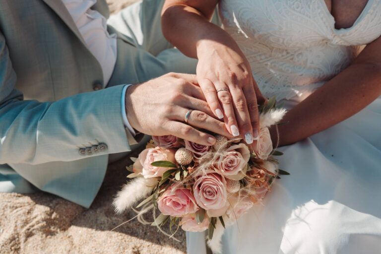 die Hände vereint, nun mit Trauringen im Anschluss an die unvergessliche Strandhochzeit - meer sardinien urlaub