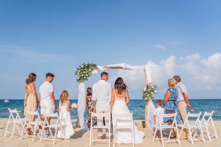 die Hochzeitsgesellschaft während der Strandhochzeit - meer sardinien urlaub
