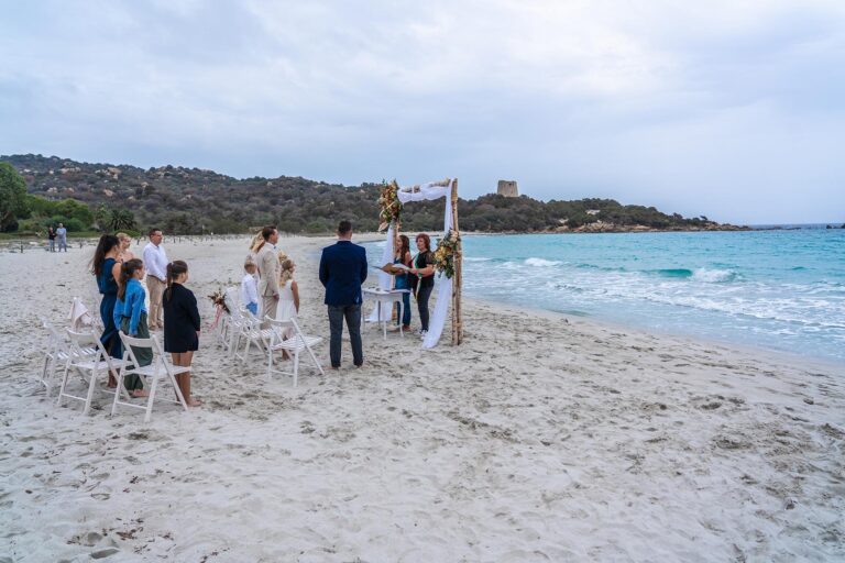 die Strandbucht Cala Pira gehört in der Nebensaison nahezu ausschließlich dem Brautpaar und den Gästen, Strandhochzeit - meer sardinien urlaub