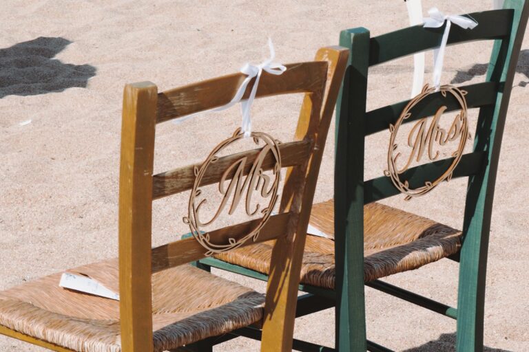 die Stühle des Brautpaares zur Strandhochzeit - meer sardinien urlaub