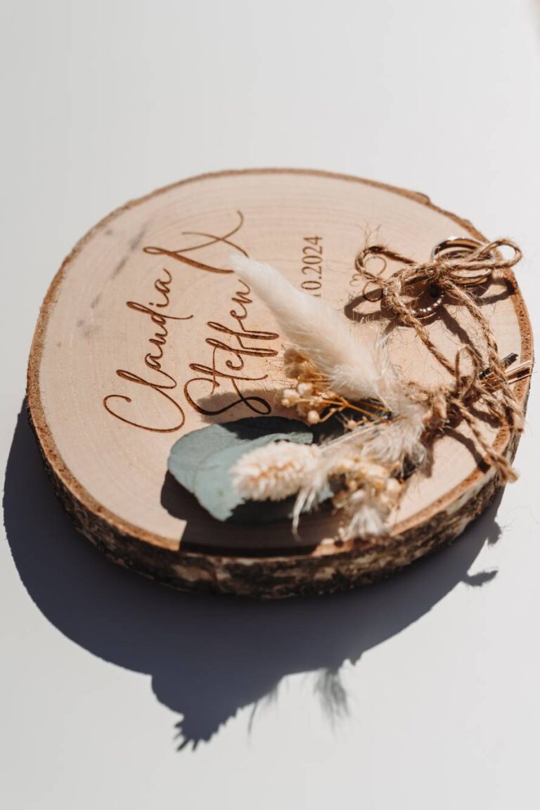 die Trauringe stehen bereit für die wundervolle Strandhochzeit - meer sardinien urlaub