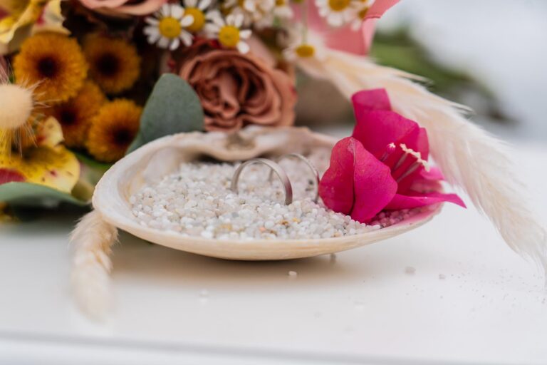 die Trauringe vor der Strandhochzeit - meer sardinien urlaub