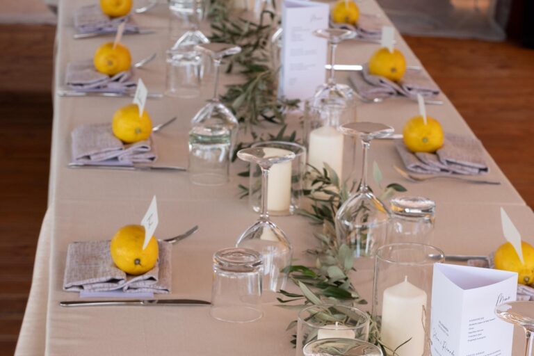 die festlich geschmückte Tafel, Strandhochzeit - meer sardinien urlaub