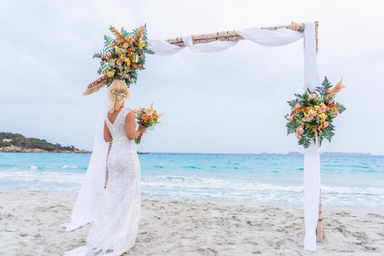 die wunderschöne Braut vor dem Trauungsbogen im Anschluss an die Strandhochzeit -