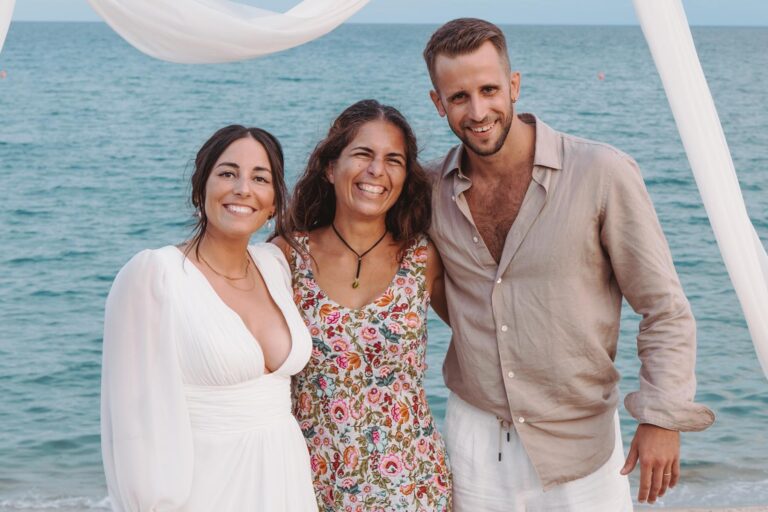 ein Erinnerungsfoto des Paares mit Jolanda, Strandhochzeit - meer sardinien urlaub