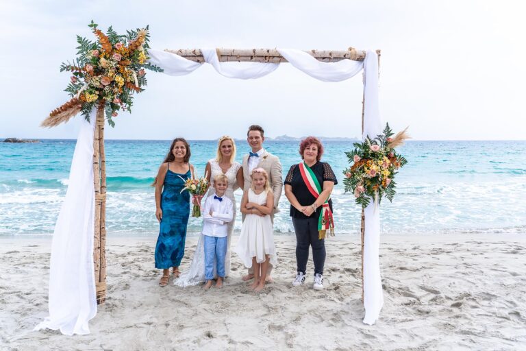 ein Erinnungsbild mit dem Brautpaar nach der Strandtrauung - meer sardinien urlaub