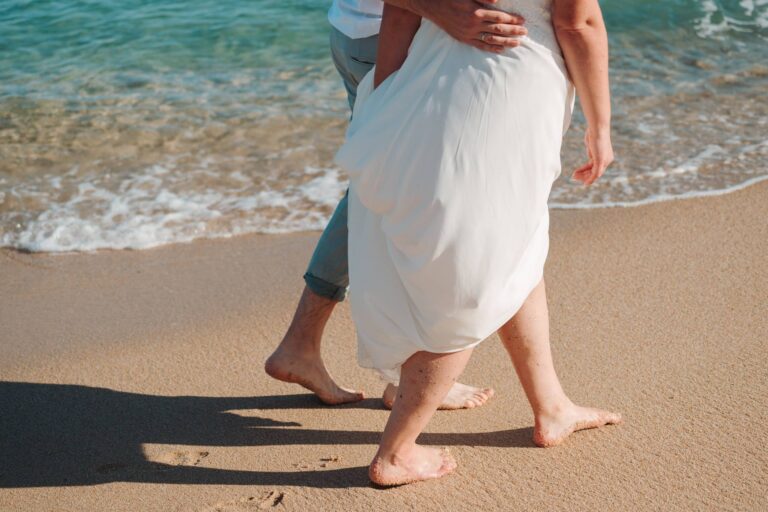 ein kleiner Spaziergang entlang des Strandes im Anschluss an die Strandhochzeit - meer sardinien urlaub