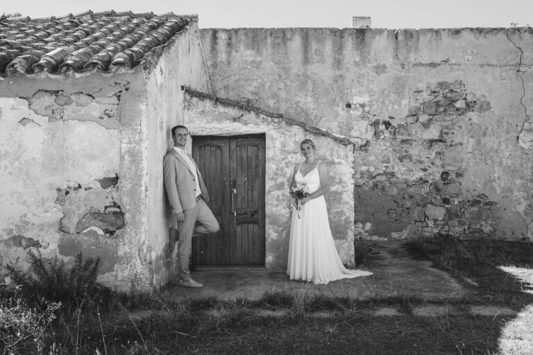 ein tolles Schwarz-Weiss-Bild des Brautpaares nach der Strandhochzeit - meer sardinien urlaub