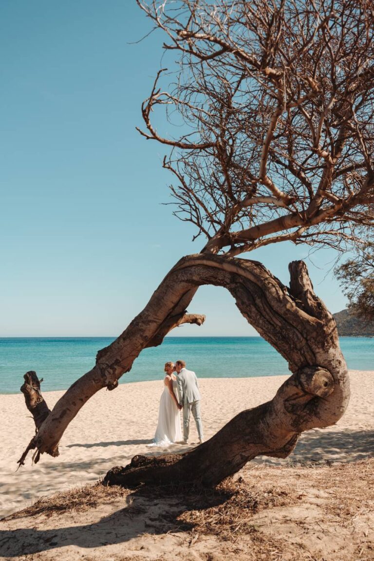 ein zarter Kuss am Strand, Strandhochzeit - meer sardinien urlaub