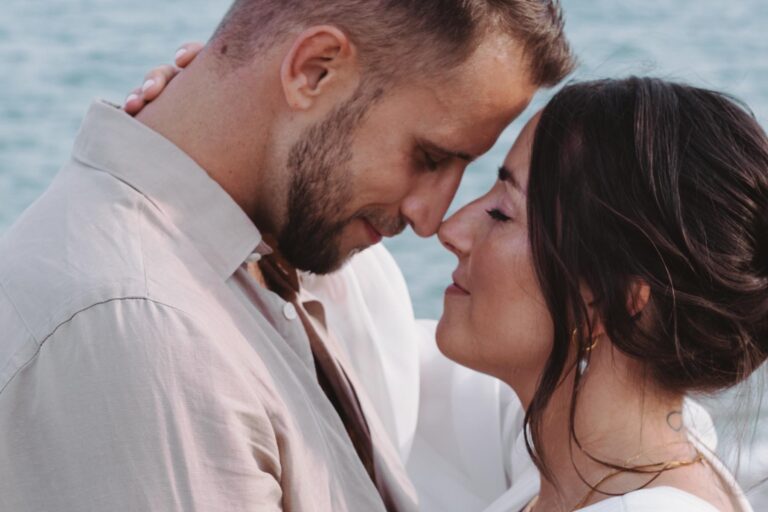eine liebevolle Umarmung des Brautpaares nach der Strandhochzeit - meer sardinien urlaub