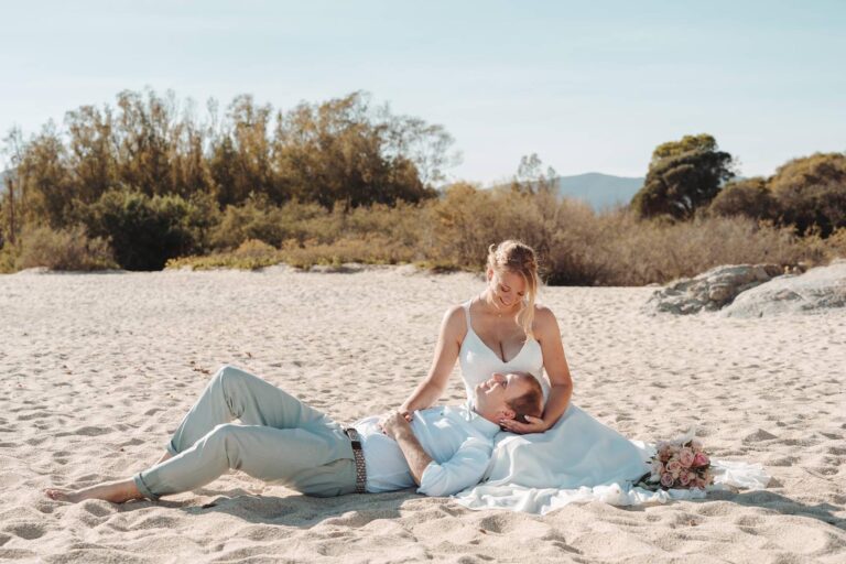 entspannt und glücklich schaut der Bräutigam in die Augen seiner einzigartigen Braut, Strandhochzeit - meer sardinien urlaub