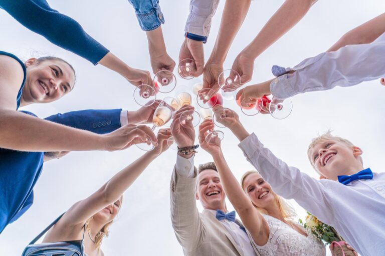 gemeinsam mit Familie und Freunden wird nach der Strandtrauung angestoßen- meer sardinien urlaub