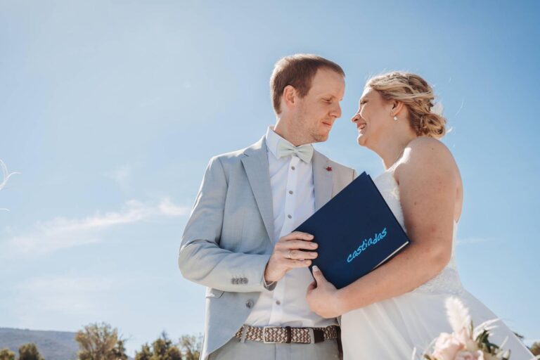 glücklich zeigt das Brautpaar das kleine Präsent der Gemeinde Castiadas im Anschluss an die Strandhochzeit - meer sardinien urlaub