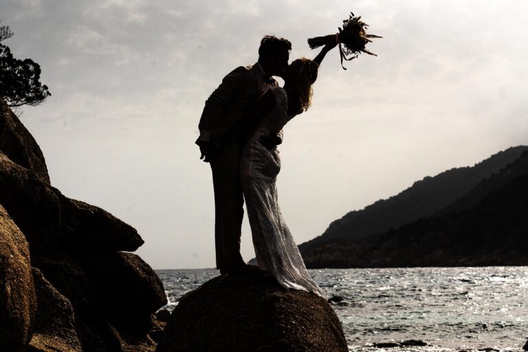 herrliches Paarshooting am Strand Cala Pira nach der Strandhochzeit - meer sardinien urlaub