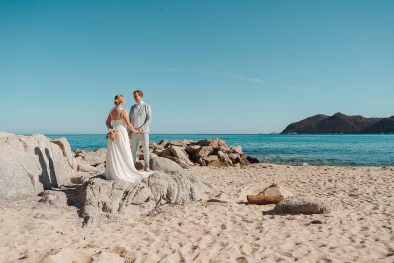 nun als Ehefrau und Ehemann beim Paar-Shooting am Strand, Strandhochzeit - meer sardinien urlaub
