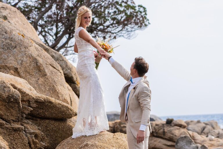 romantische Paarbilder nach der Trauung am Strand - meer sardinien urlaub