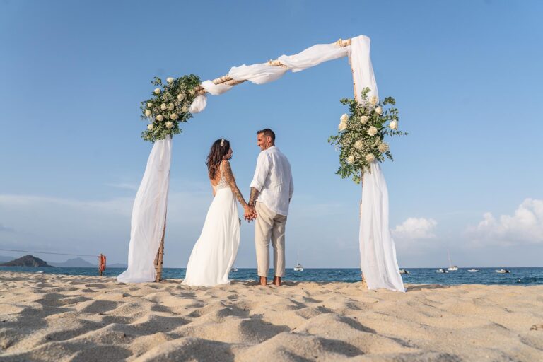 wunderbares Paar-Shooting unter dem Trauungsbogen nach der Strandhochzeit - meer sardinien urlaub