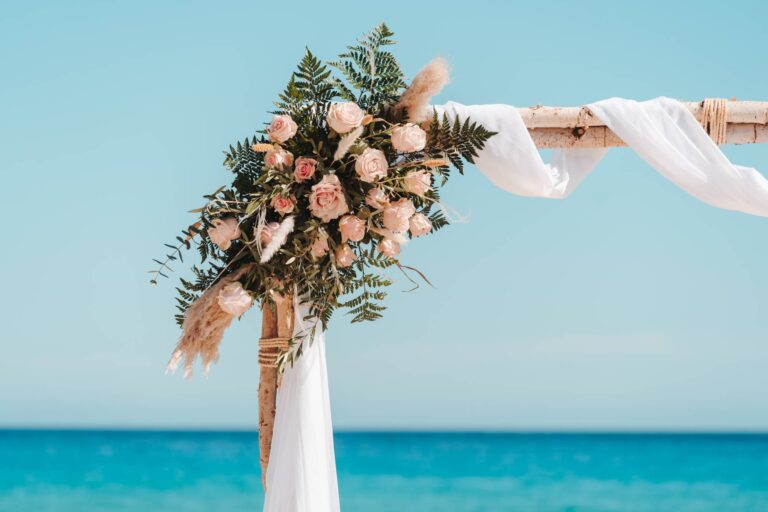 wunderschönes Blumenarrangement am Traubogen, Strandhochzeit - meer sardinien urlaub