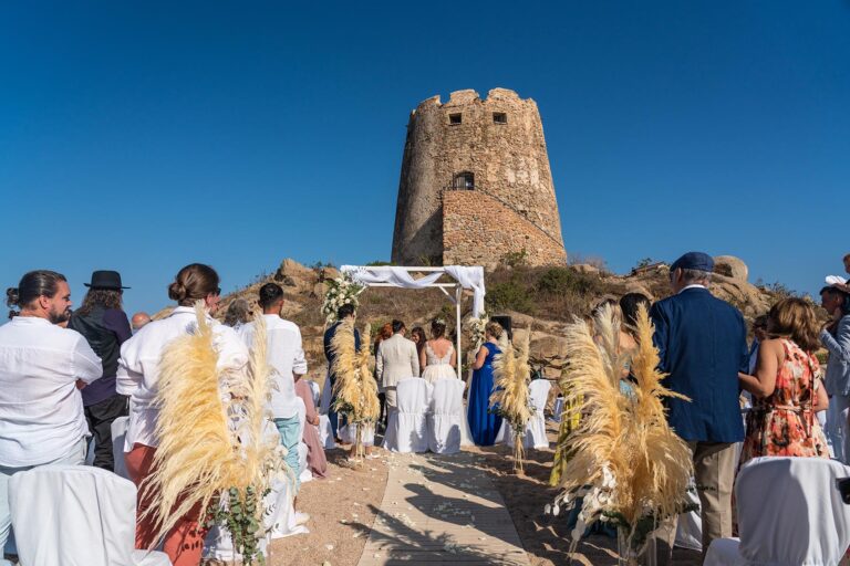 Blick auf die Hochzeitsgesellschaft während der Trauungszeremonie am Strand - meer sardinien urlaub