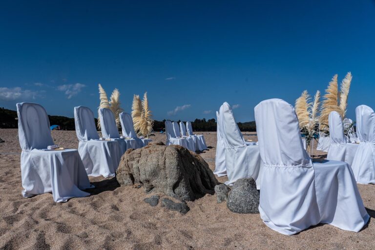 Blick auf die bezogenen Stühle in Erwartung der Strandfeier - meer sardinien urlaub