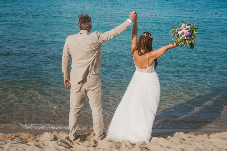 Braut-und-Bräutigam--Strandhochzeit---meer-sardinien-urlaub