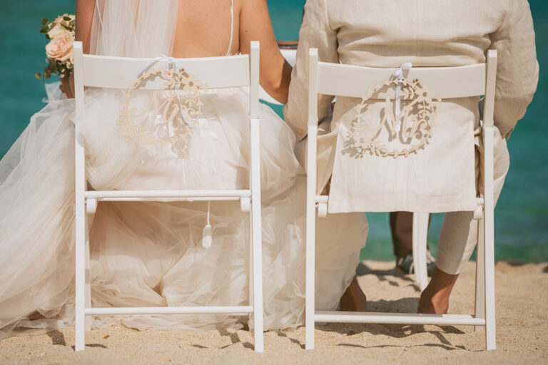 Braut-und-Bräutigam-auf-ihren-Stühlen-während-der-Strandhochzeit---meer-sardinien-urlaub