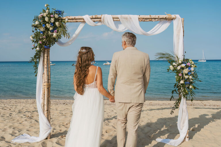 Braut-und-Bräutigam-beim-Paarshooting,-Strandhochzeit---meer-sardinien-urlaub