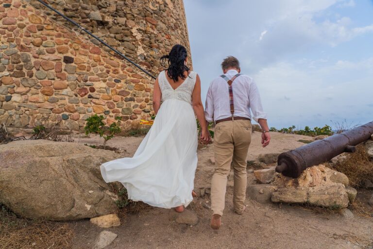 Brautpaar am Sarazenenturm nach der Strandhochzeit - meer sardinien urlaub