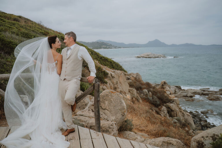 Brautpaar-mit-Meerespanorama-im-Hintergrund,-Strandhochzeit---meer-sardinien-urlaub