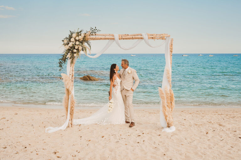 Brautpaar-unter-dem-Traubogen,-Strandhochzeit---meer-sardinien-urlaub