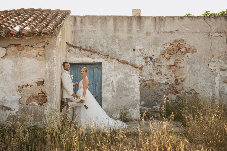 Brautpaar-vor-antikem-Gebäude,-Strandhochzeit---meer-sardinien-urlaub