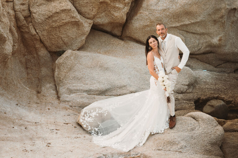 Brautpaar-vor-malerischer-Felskulisse,-Strandhochzeit---meer-sardinien-urlaub