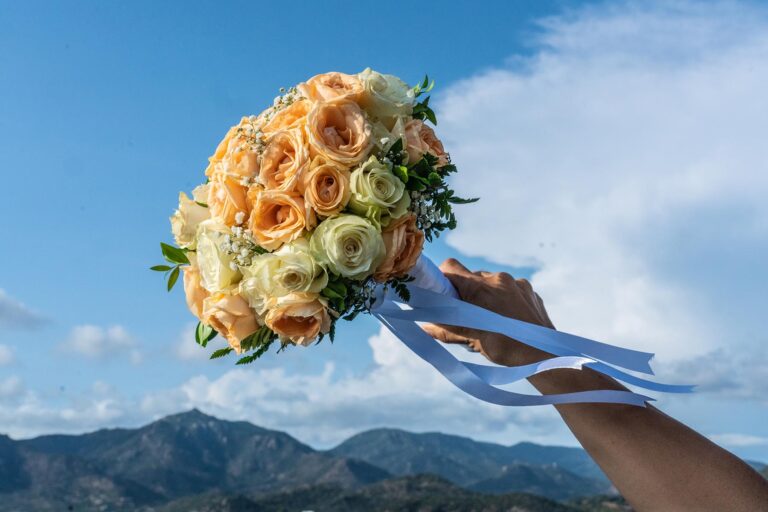 Brautstrauss vor blauem Himmel bei der Festung Fortezza, Villasimius - meer sardinien urlaub